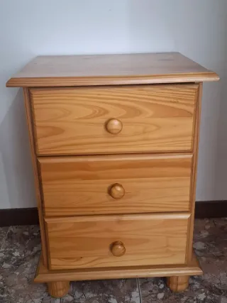 Mesita de noche de madera