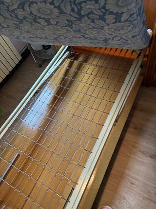 Armario de madera con escritorio y estanterías