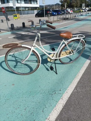 Bicicleta de paseo blanca