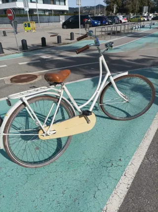 Bicicleta de paseo blanca