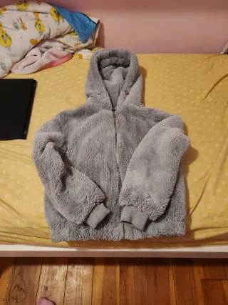 Abrigo de pelo gris con cremallera