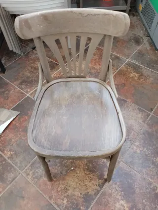 Sillas de madera beige y marrón