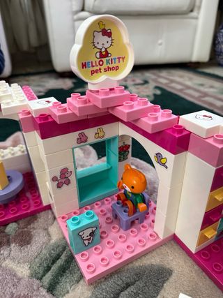 Hello Kitty centro comercial y Coche