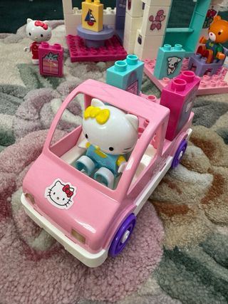 Hello Kitty centro comercial y Coche