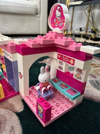 Hello Kitty centro comercial y Coche