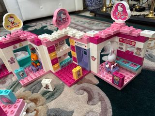 Hello Kitty centro comercial y Coche