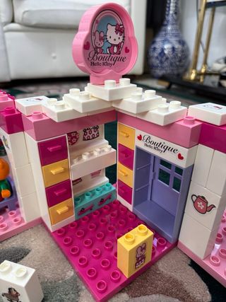 Hello Kitty centro comercial y Coche