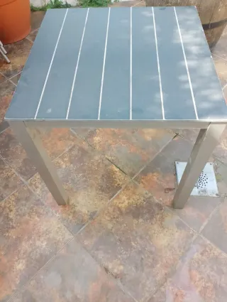 Mesa de exterior metálica