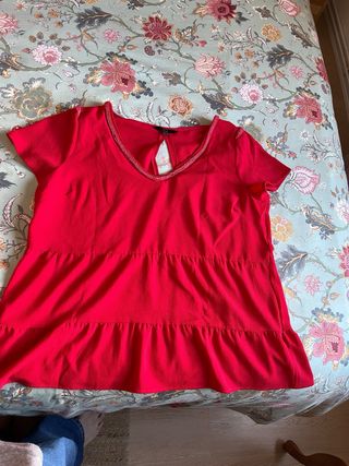 Camiseta roja con pedrería