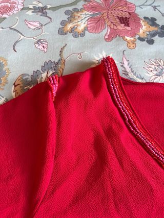 Camiseta roja con pedrería