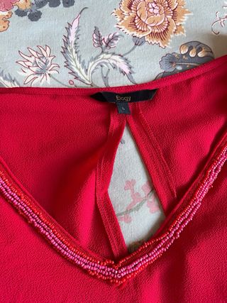 Camiseta roja con pedrería