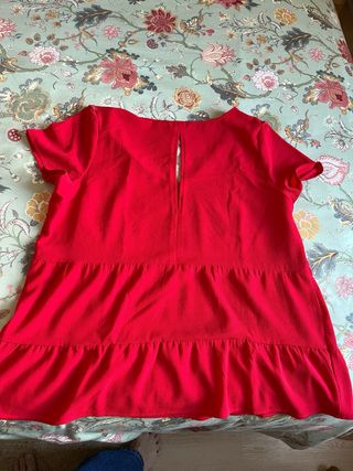 Camiseta roja con pedrería