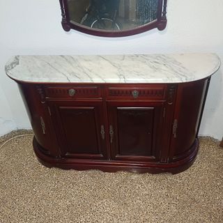 Recibidor de madera y mármol