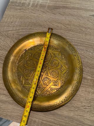 Bandeja de latón decorativa artesanal