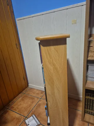 Mueble porta CDs de madera con CDs