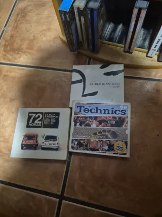 Mueble porta CDs de madera con CDs