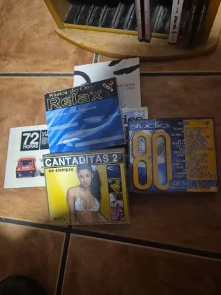 Mueble porta CDs de madera con CDs