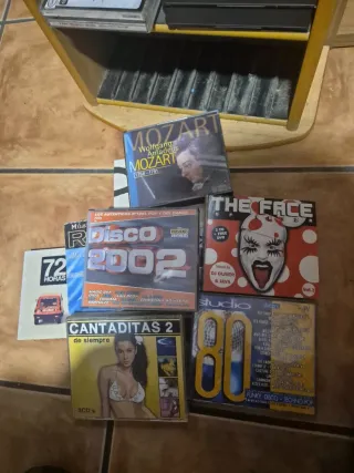 Mueble porta CDs de madera con CDs