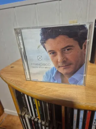 Mueble porta CDs de madera con CDs