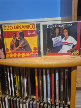 Mueble porta CDs de madera con CDs