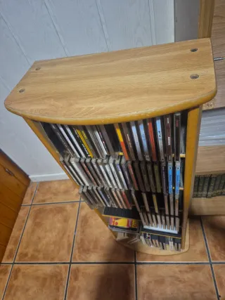 Mueble porta CDs de madera con CDs