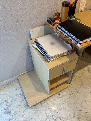 Cajonera de madera con soporte