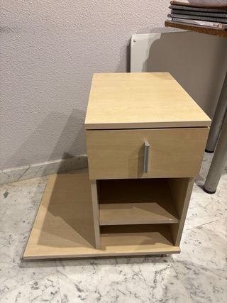 Cajonera de madera con soporte