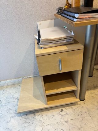 Cajonera de madera con soporte