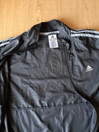 Cortavientos Adidas Mujer Negro y camiseta