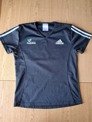 Cortavientos Adidas Mujer Negro y camiseta