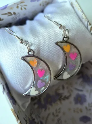 Pendientes con resina y corazones