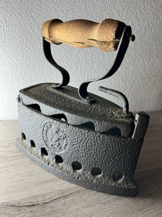 Ferro da stiro antico a carbone in ghisa