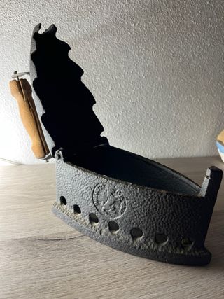 Ferro da stiro antico a carbone in ghisa