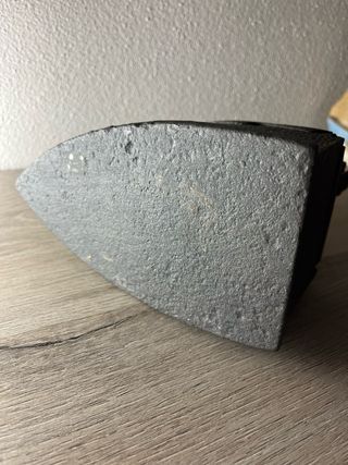 Ferro da stiro antico a carbone in ghisa