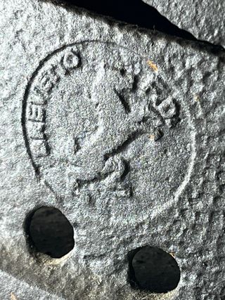 Ferro da stiro antico a carbone in ghisa