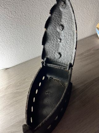 Ferro da stiro antico a carbone in ghisa