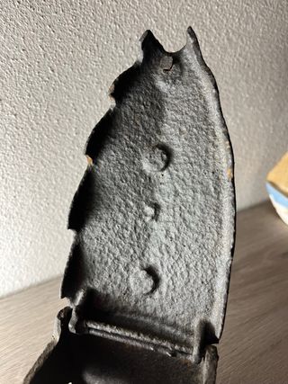 Ferro da stiro antico a carbone in ghisa