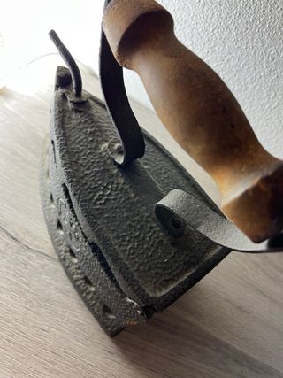 Ferro da stiro antico a carbone in ghisa