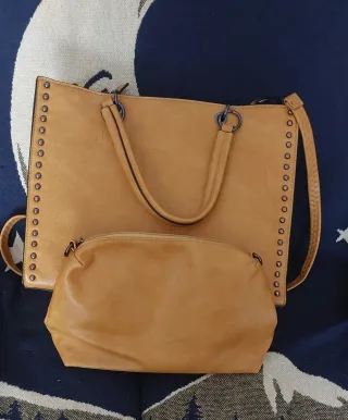 Bolso de mano color mostaza con tachuelas