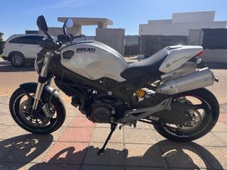 Ducati Monster 696 Blanca