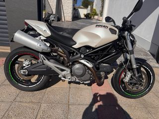 Ducati Monster 696 Blanca