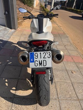 Ducati Monster 696 Blanca