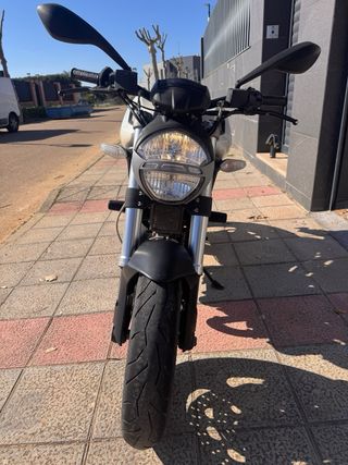 Ducati Monster 696 Blanca