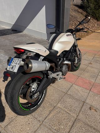 Ducati Monster 696 Blanca