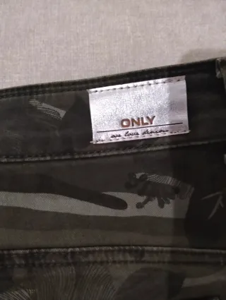 Pantalón camuflaje ONLY desgastado Talla M