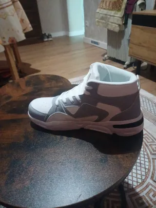 Zapatillas deportivas chico grises y blancas