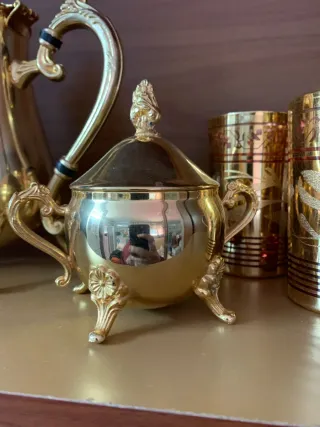 Juego de té dorado con vasos