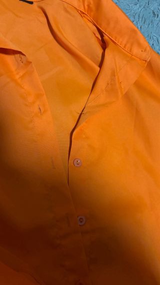 Conjunto naranja de camisa y shorts