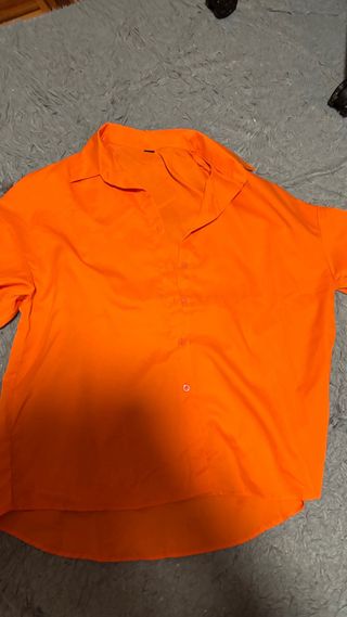 Conjunto naranja de camisa y shorts