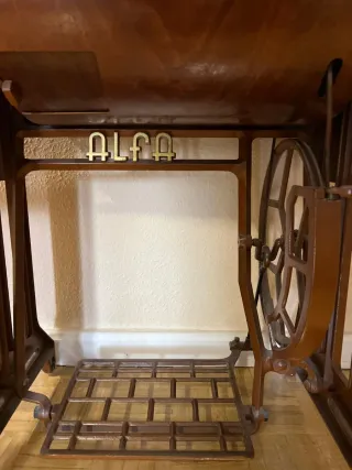 Máquina de coser antigua, marca alfa,